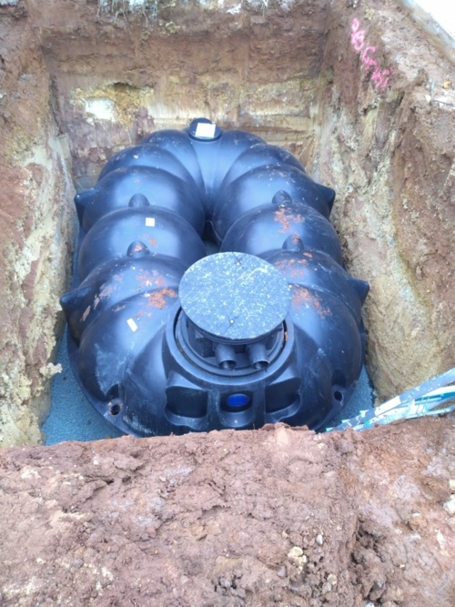 Pose d'une cuve de 5 m3 pour la récupération des eaux pluviales de la maison