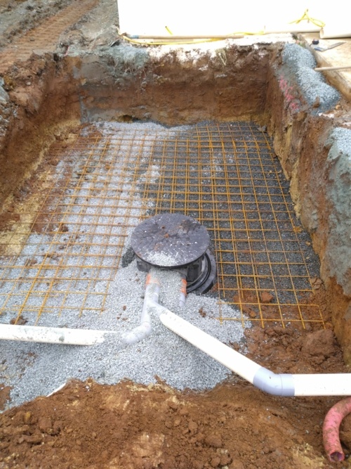 Cuve de récupération des eaux pluviales (avant dalle de répartition) remblayée et raccordée aux réseaux